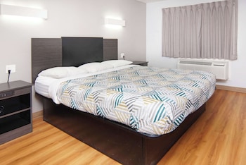 Deluxe Room, 1 King Bed, Non Smoking, Refrigerator & Microwave