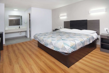Deluxe Room, 1 King Bed, Non Smoking, Refrigerator & Microwave