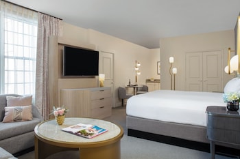 Junior Suite, 1 King Bed (Luxury)