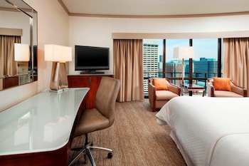 Deluxe Suite, 1 King Bed (Mobility/Hearing Access, Roll-In Shwr)