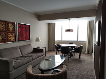 Suite, 1 King Bed, Accessible