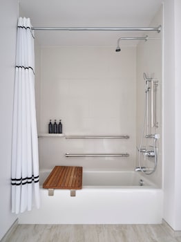Studio, 1 Queen Bed, Mobility Accessible, Balcony