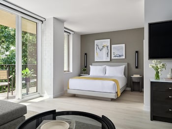 Deluxe Room, 1 Queen Bed, Mobility Accessible, Balcony