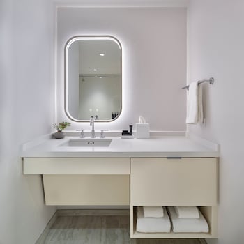 Suite, 1 Bedroom, Mobility Accessible, Balcony
