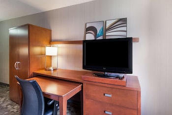 Suite, 1 King Bed with Sofa bed, Accessible (One Bedroom - Mobility - Tub)