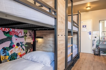 Bed in mixed dormitory with 8 beds