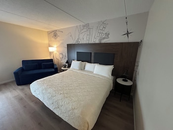 Deluxe Room, 1 King Bed, City View