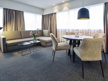 Executive Suite, 1 King Bed with Sofa bed