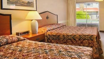 Room, 2 Queen Beds, Non Smoking, Refrigerator (2 Star)