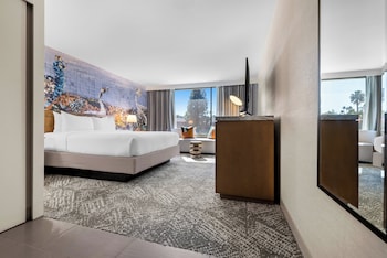 Standard Room, 1 King Bed, Mobility Accessible (Communications)