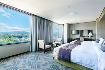 Luxury floor Suite Twin Room,Non Smoking, Exclusive Club Lounge Access (88sqm, Bed width 140cm)