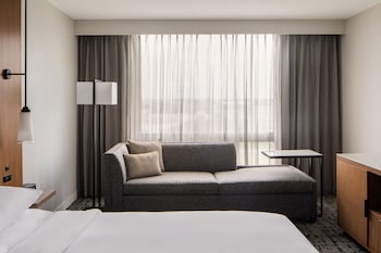 Concierge Room, Club Room, 1 King Bed with Sofa bed