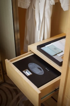 Deluxe Room, City View