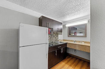Suite, 1 King Bed, Smoking, Kitchenette