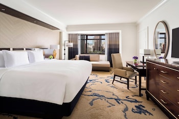 Deluxe Room, 1 King Bed (Mobility/Hearing Access, Roll-in Shwr)