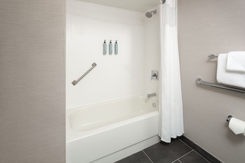 Room, 2 Queen Beds, Accessible Bathtub