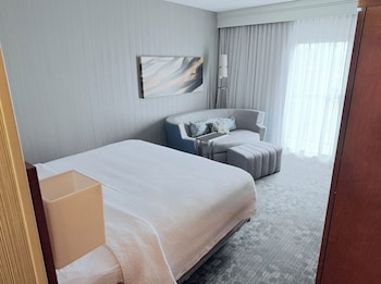 Room, 1 King Bed, Hearing Accessible (Accessible Bathtub)