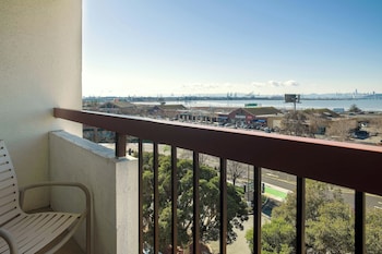 Room, 1 King Bed, Bay View (Balcony)