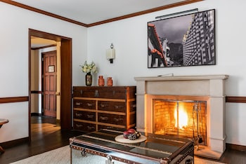 Grand Room, 1 King Bed (Fireplace)