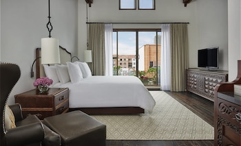 Grand Room, 1 King Bed