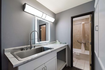 Standard Room, 1 King Bed, Non Smoking, Kitchen (Larger Room)