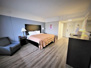 Deluxe Room, 1 King Bed, Smoking, Refrigerator & Microwave