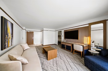 Suite, 1 King Bed, Patio, Poolside