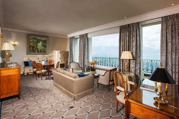 Executive Suite, Lake View