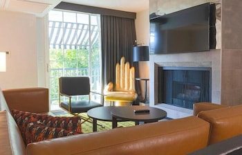 Signature King Suite, City View & Balcony