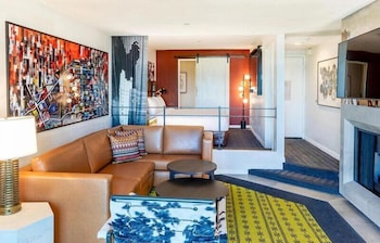 Signature King Suite, City View & Balcony