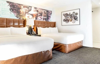 Signature Suite, 2 Queen Beds, Mobility Accessible