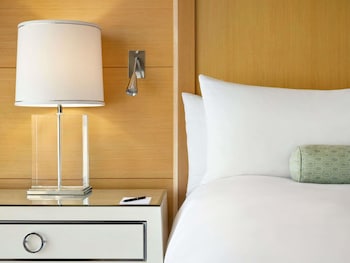 Suite, 1 King Bed (Hollywood Hills View)
