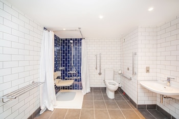 Standard Room, 1 Queen Bed, Accessible (Walk in Shower)