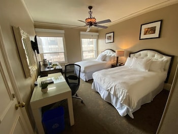 Royal Room, 2 Double Beds (Court)