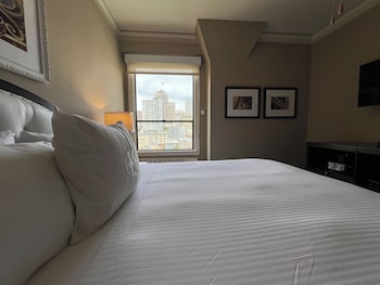 Royal Room, 1 King Bed (Court)