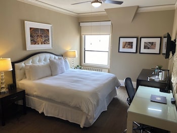 Royal Room, 1 Queen Bed (Court)