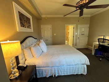 Royal Room, 1 Queen Bed (Court)