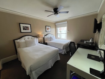 Royal Room, 2 Double Beds (Court)