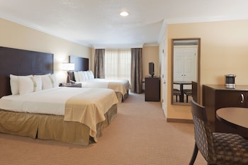 Suite, 2 Queen Beds, Accessible Bathtub (Communications)