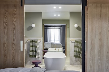 Luxury King Suite