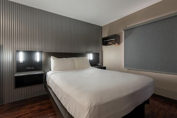 Deluxe Room, 1 Queen Bed, Non Smoking, Refrigerator & Microwave