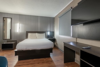 Deluxe Room, 1 Queen Bed, Accessible, Non Smoking