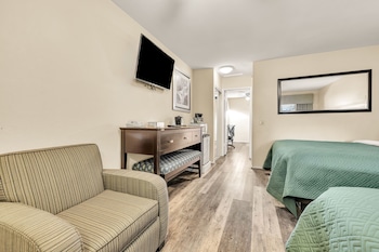 Deluxe Room, 3 Queen Beds