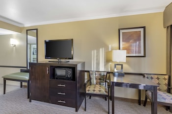 Standard Room, 1 King Bed, Non Smoking, Refrigerator & Microwave