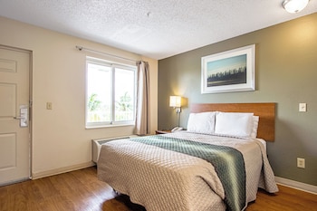 Studio, 1 Queen Bed, Accessible, Non Smoking (Roll-In Shower)