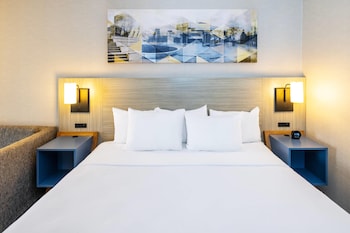 Room, 1 King Bed, Non Smoking (Upper Floor, Stair Access Only)