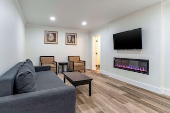 Suite, 1 King Bed, Non Smoking, Refrigerator (Living Room)
