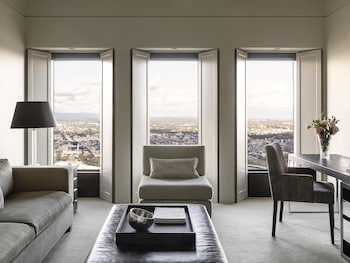 Deluxe Suite, 1 King Bed, City View