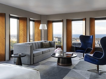 Junior Suite, 1 King Bed, Bay View, Corner