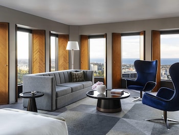 Junior Suite, 1 King Bed, Bay View, Corner